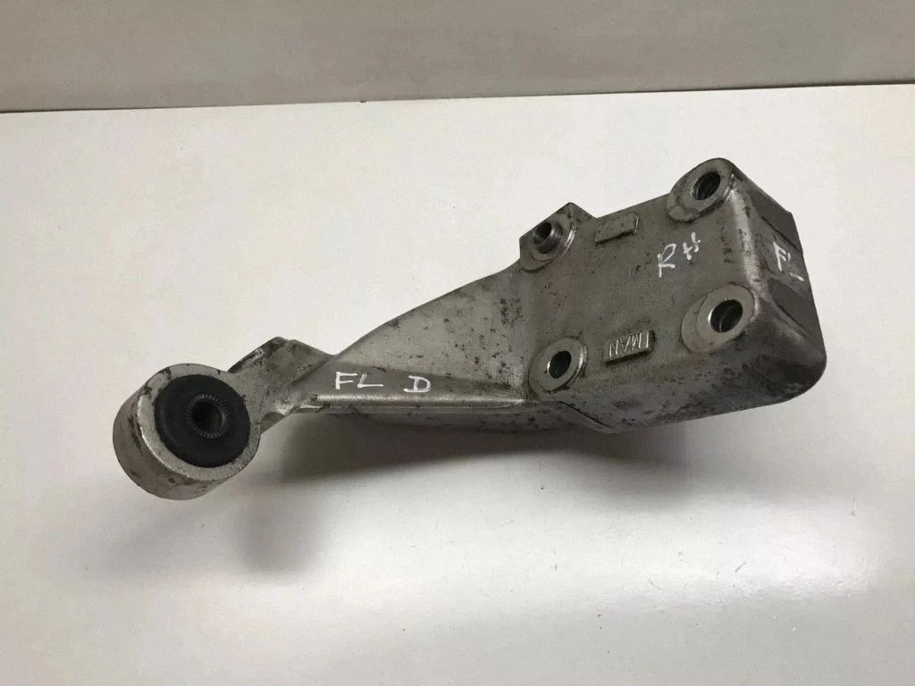 Engine mounting bracket – Land Rover Freelander (1996-2006)