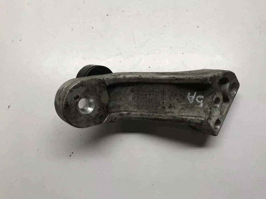 Engine mounting bracket – right