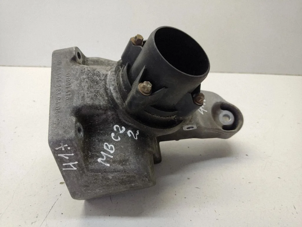 Engine mounting bracket – Mercedes-Benz C-Class AMG W204 (2007-2014)