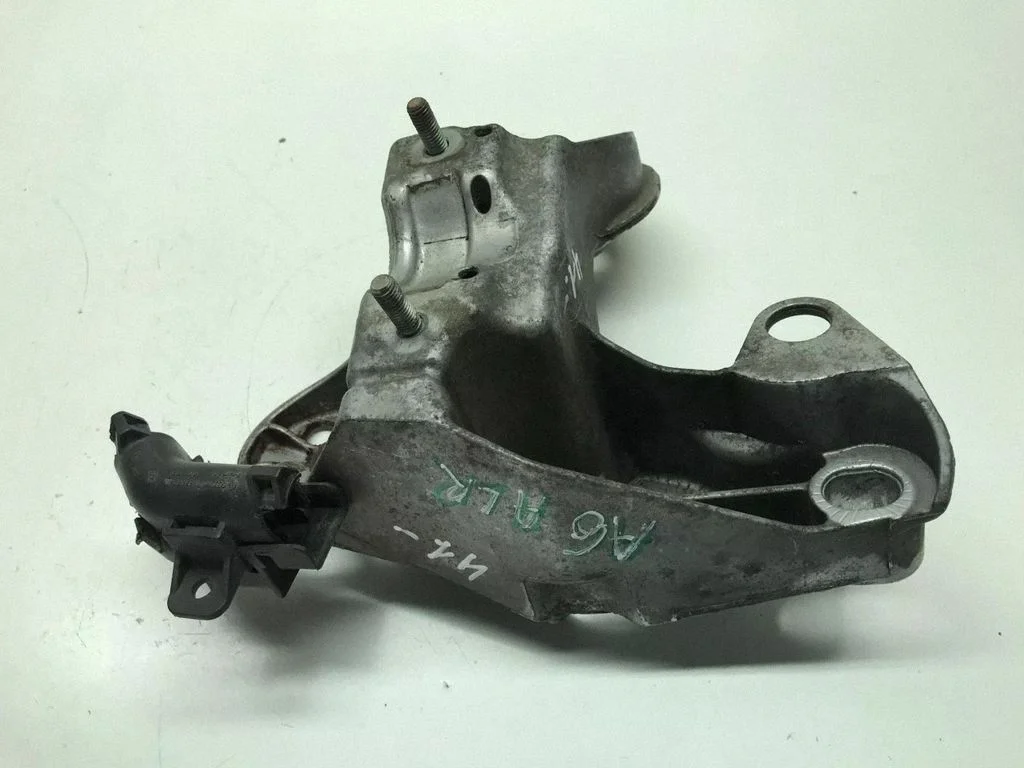 Mootori kinnituskronstein 8E0199352F