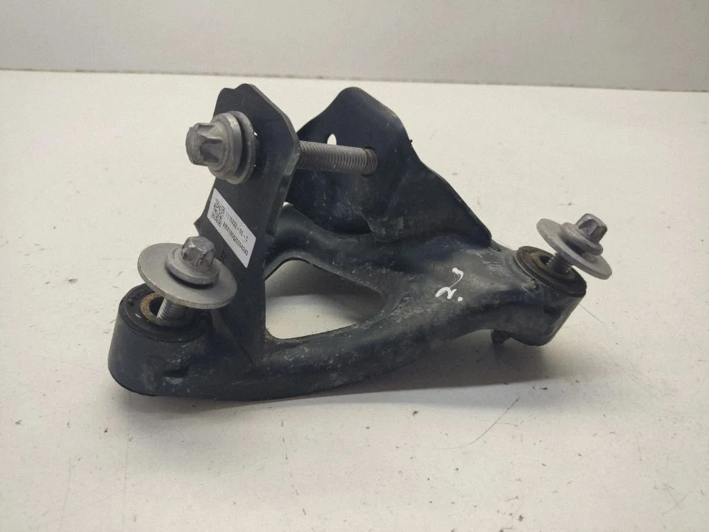 Engine mounting bracket 111023200C