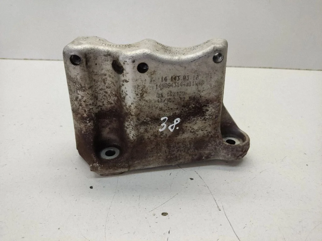 Mootori kinnituskronstein 8511299