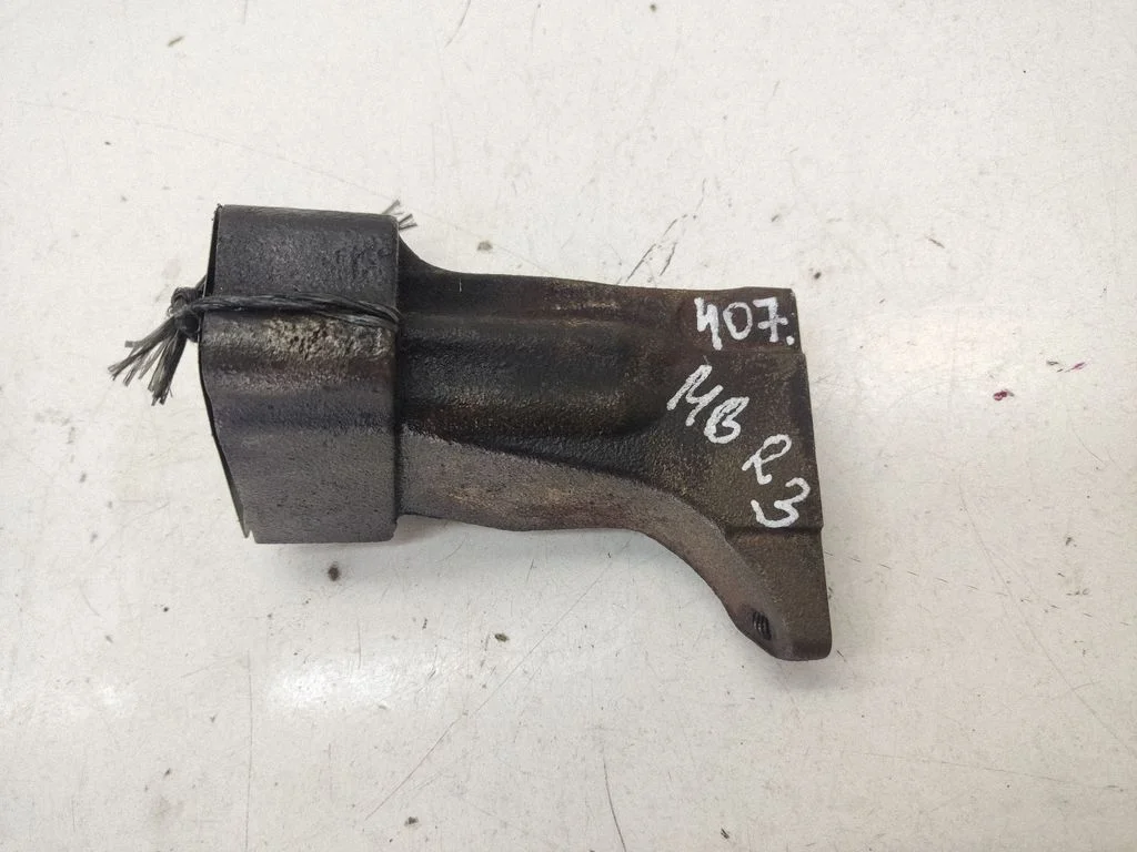 Mootori kinnituskronstein A6420960345