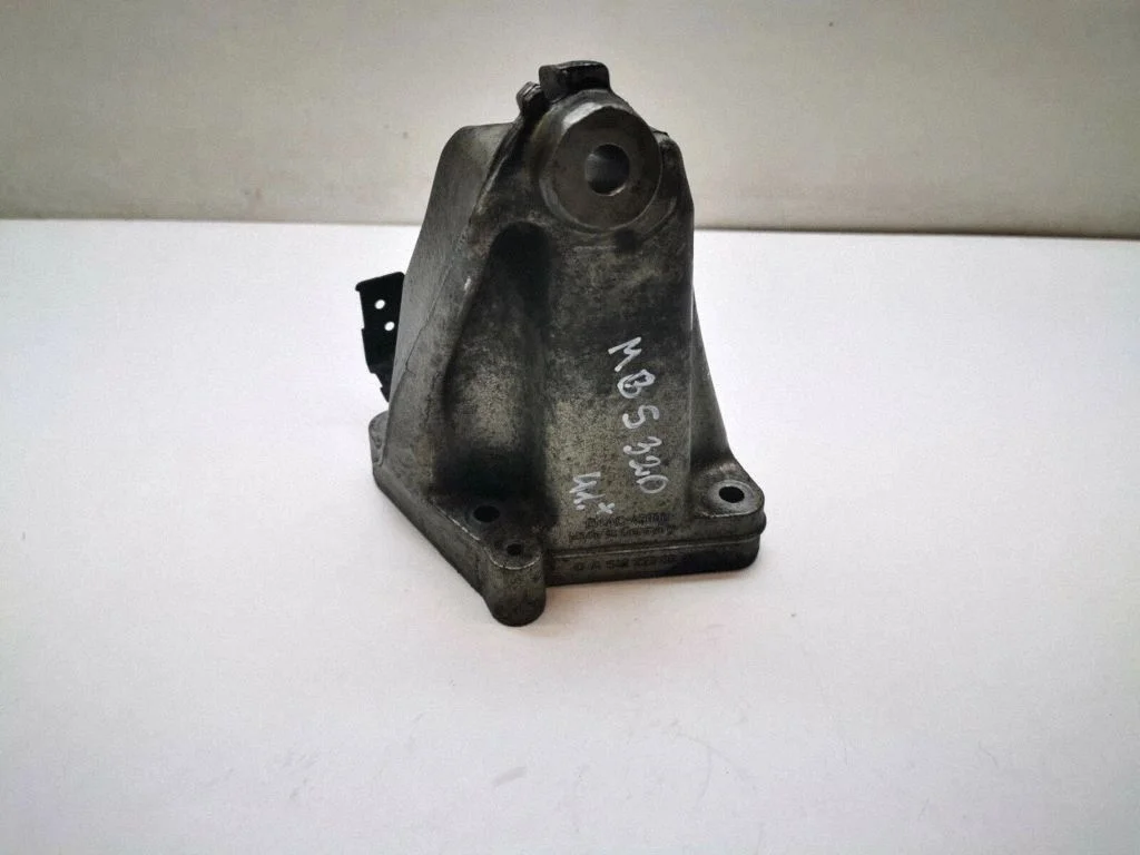 Mootori kinnituskronstein A6422230504