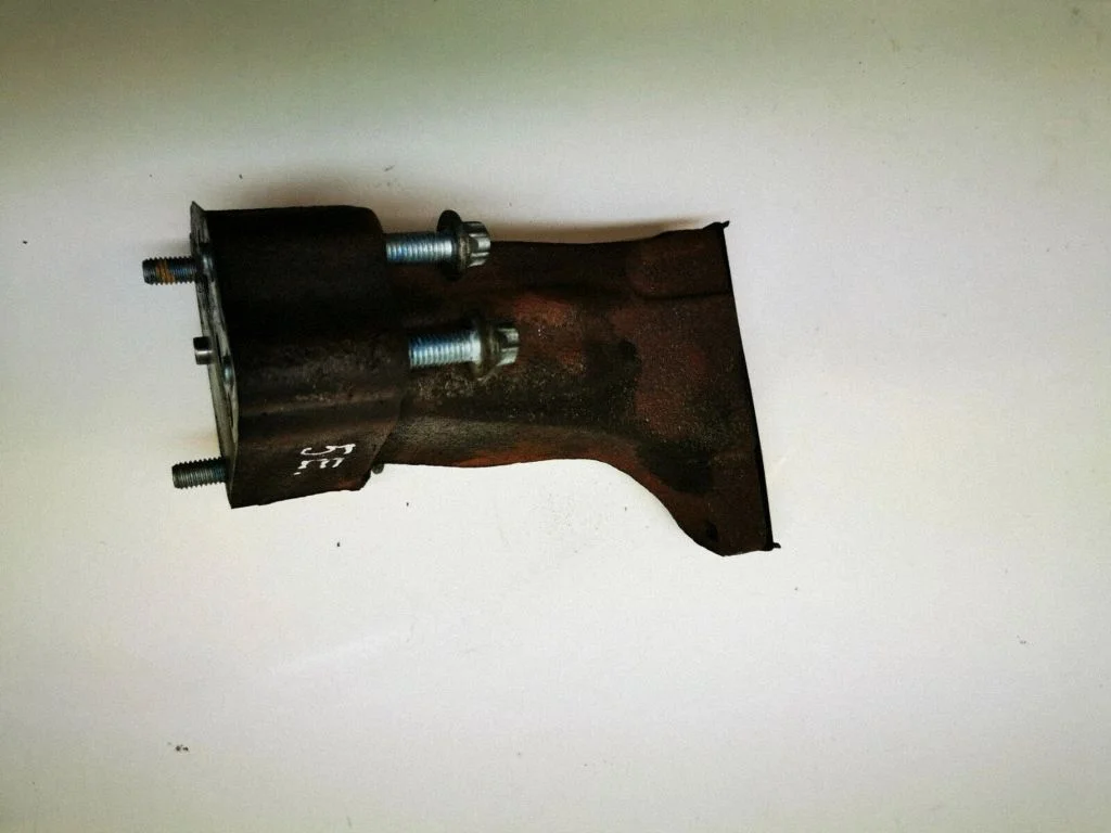 Engine mounting bracket A6420960345