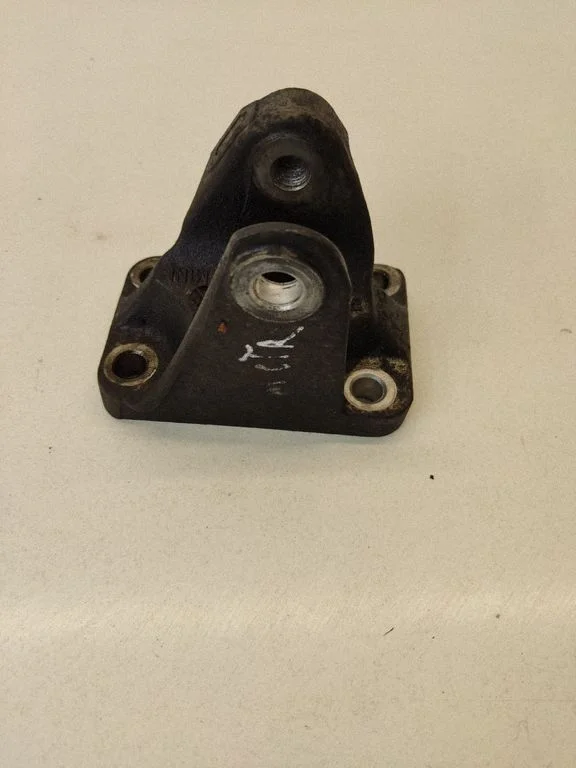 Mootori kinnituskronstein 22119804893