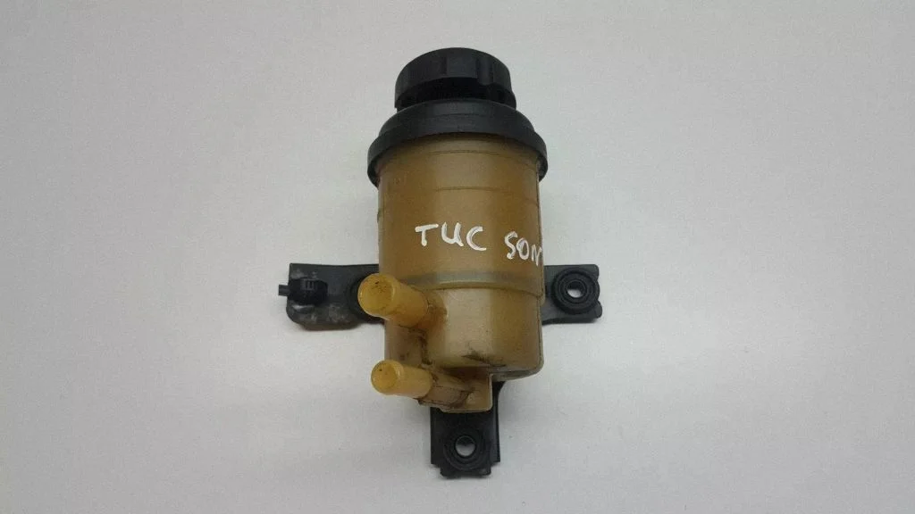 Power steering fluid tank/reservoir – front