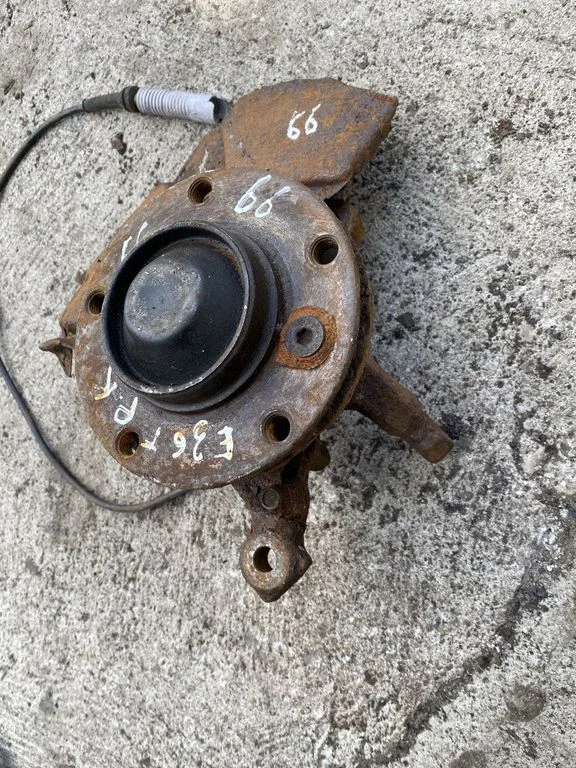 Front wheel hub – front left