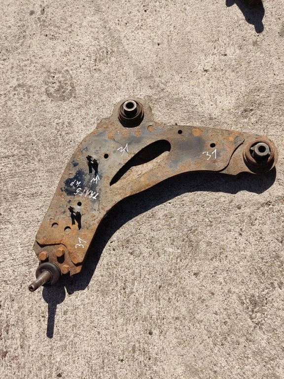 Front lower control arm/wishbone – front left