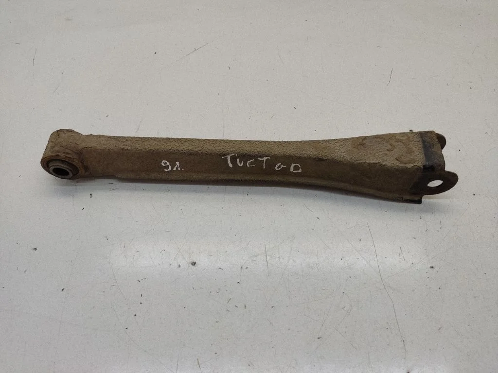 Rear upper control arm/wishbone – rear right