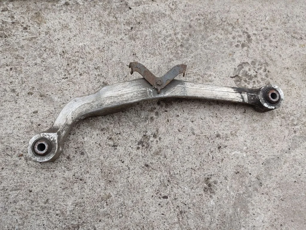 Rear upper control arm/wishbone – rear left