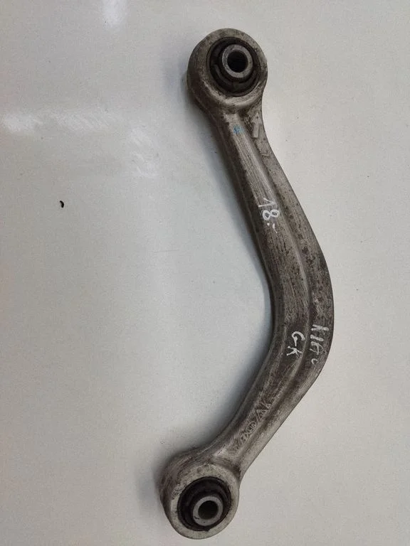 Rear upper control arm/wishbone – rear left