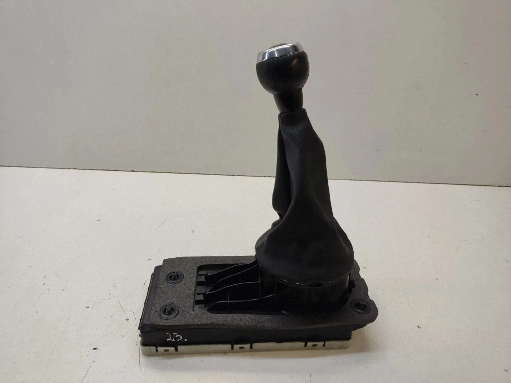 Gear selector mechanism – centre