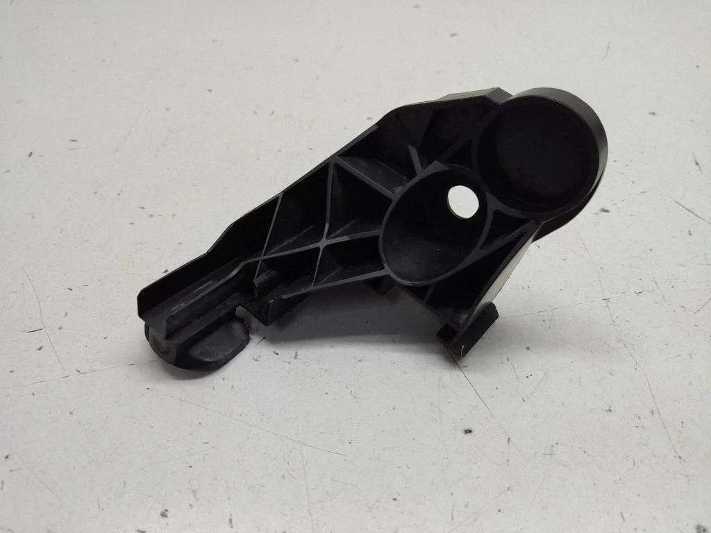 Front bumper mounting bracket 7030619