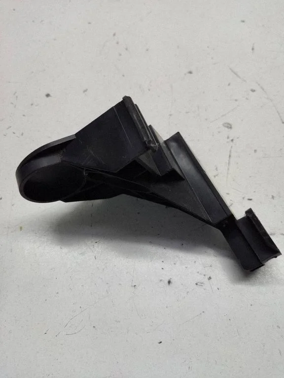 Front bumper mounting bracket 7030619