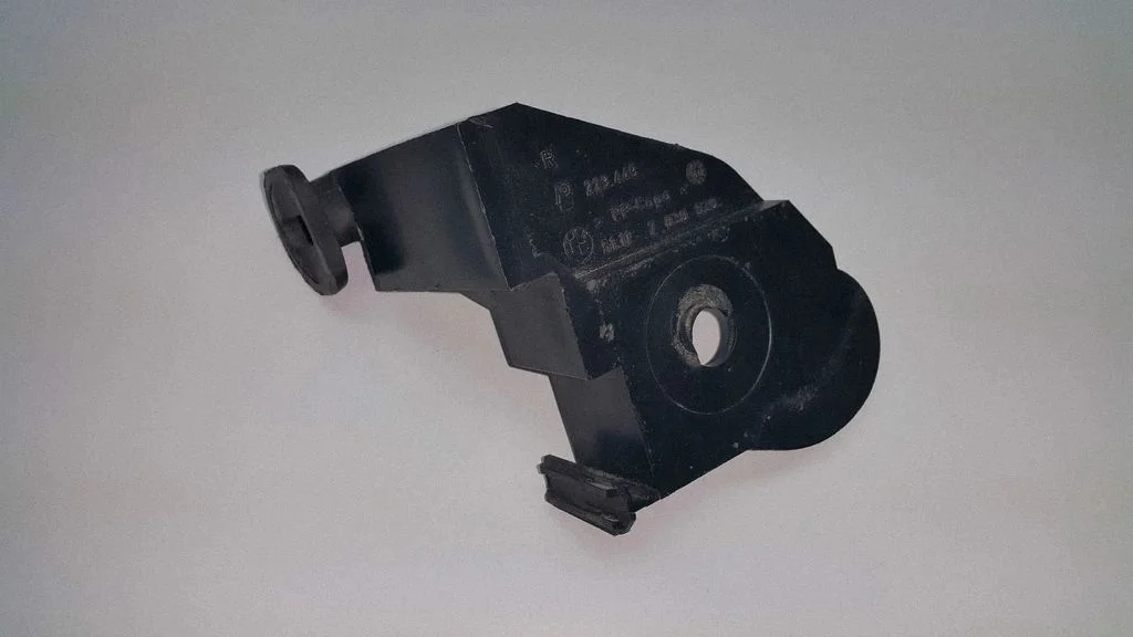 Front bumper mounting bracket 7030620