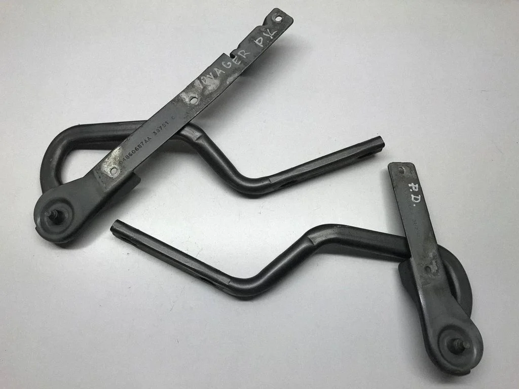 Engine bonnet/hood hinges 04860687