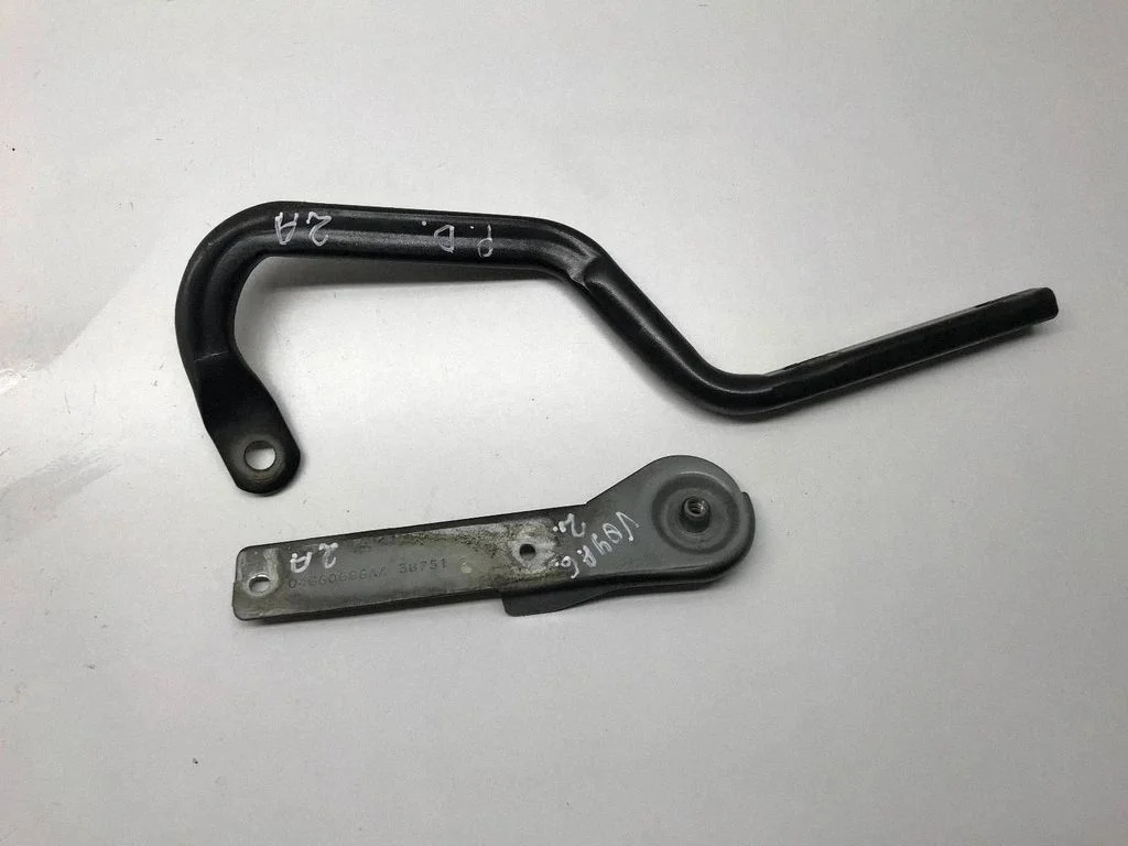 Engine bonnet/hood hinges 04860686AA