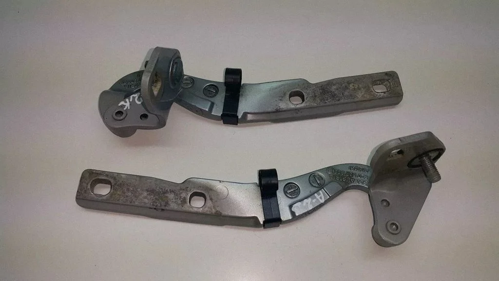 Engine bonnet/hood hinges 8Z0827299