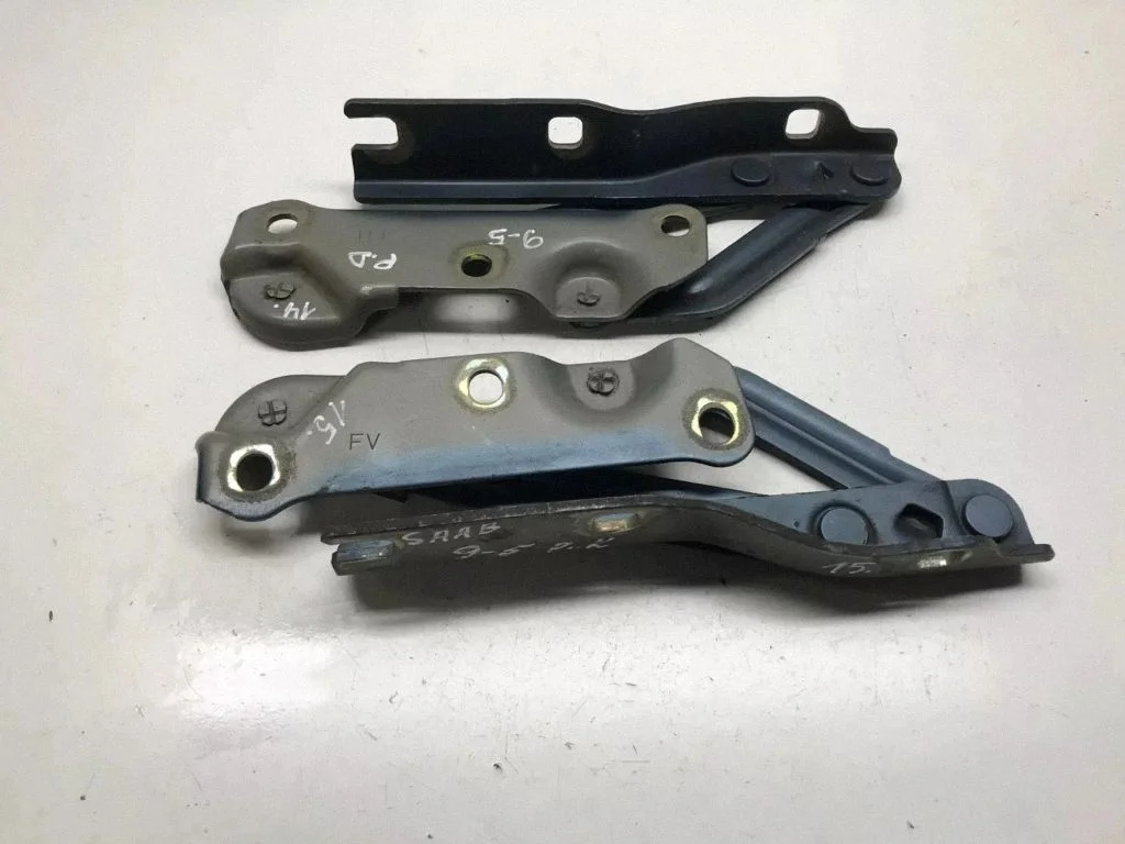 Engine bonnet/hood hinges