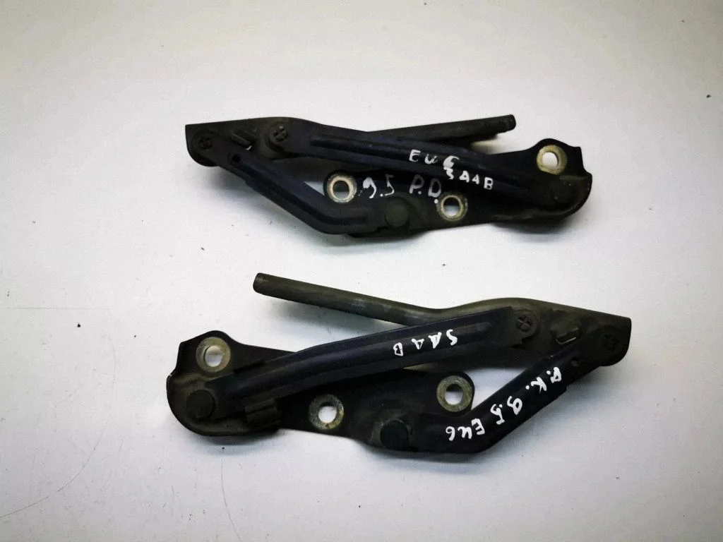 Engine bonnet/hood hinges