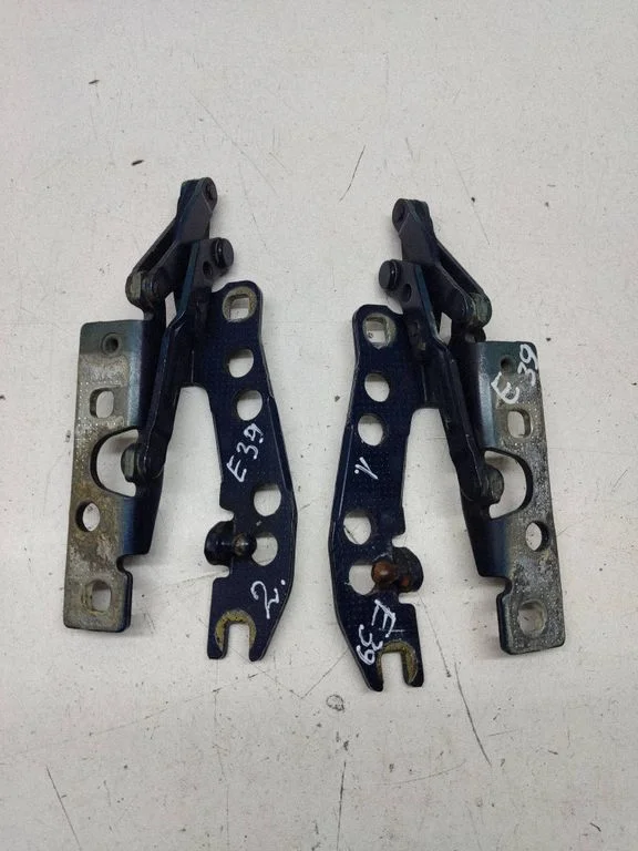 Mootorikapoti hinged