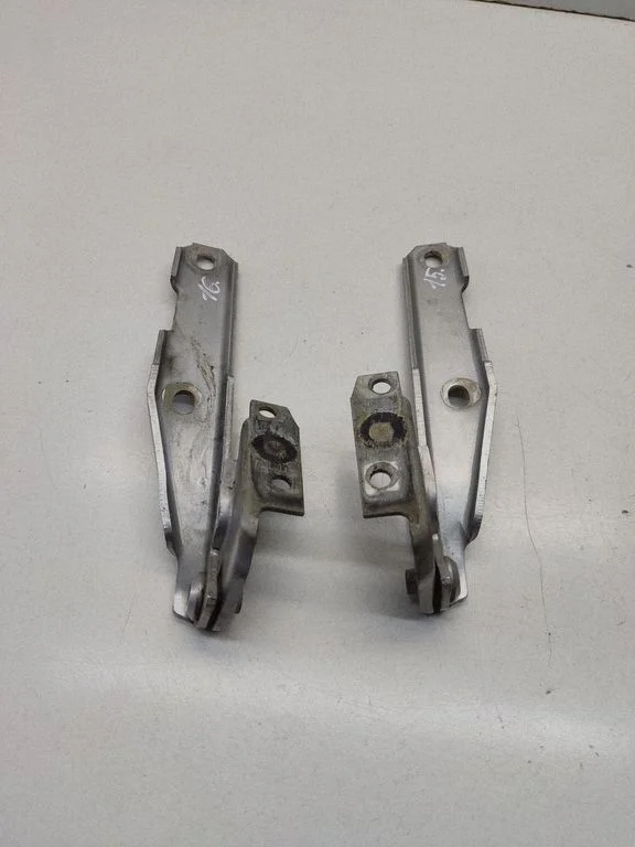 Engine bonnet/hood hinges 4B0823302D