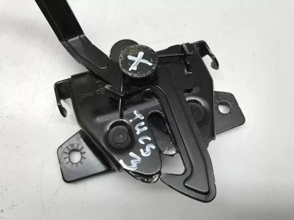 Engine bonnet/hood lock/catch – front
