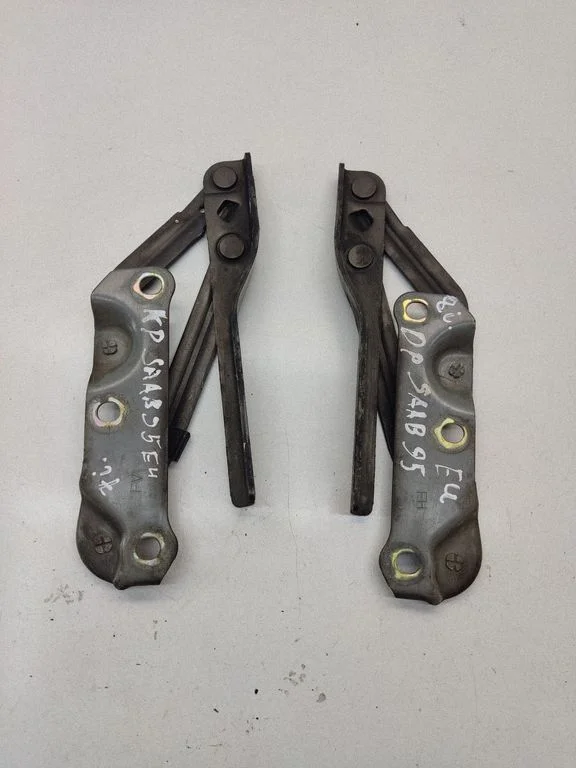 Engine bonnet/hood hinges