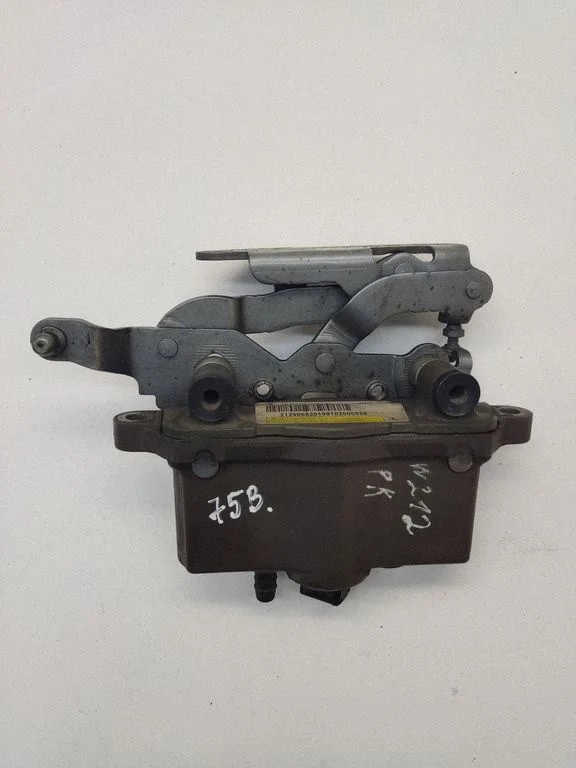 Engine bonnet/hood hinges – Mercedes-Benz E-Class W212 (2009-2016)