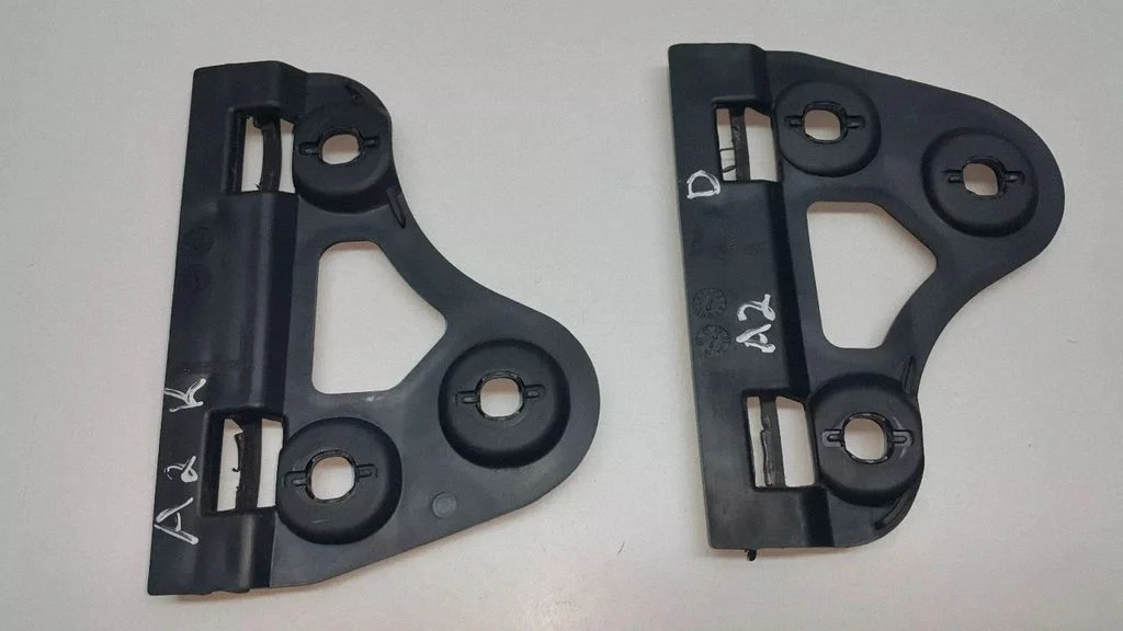 Fender mounting bracket 8Z0821249A