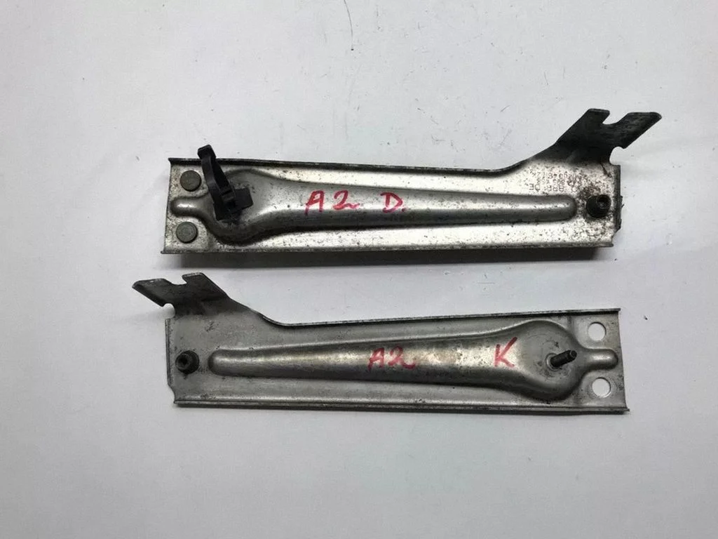 Fender mounting bracket 8Z2805458