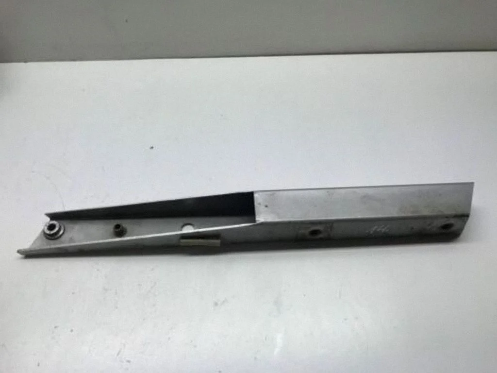 Fender mounting bracket 8Z0805091A