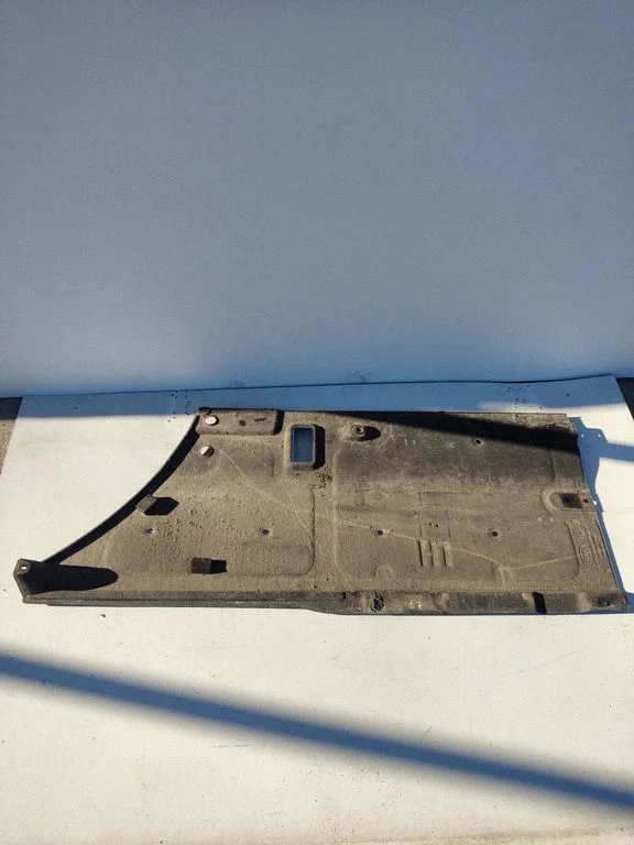Center/middle under tray cover 84138D4000