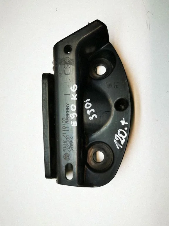 Rear bumper mounting bracket 7118193