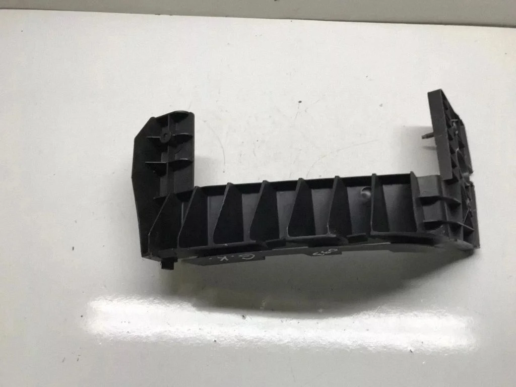 Rear bumper mounting bracket 12756093