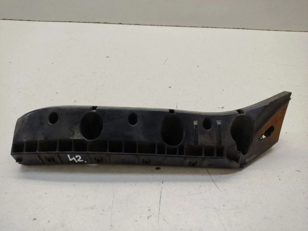 Rear bumper mounting bracket – right