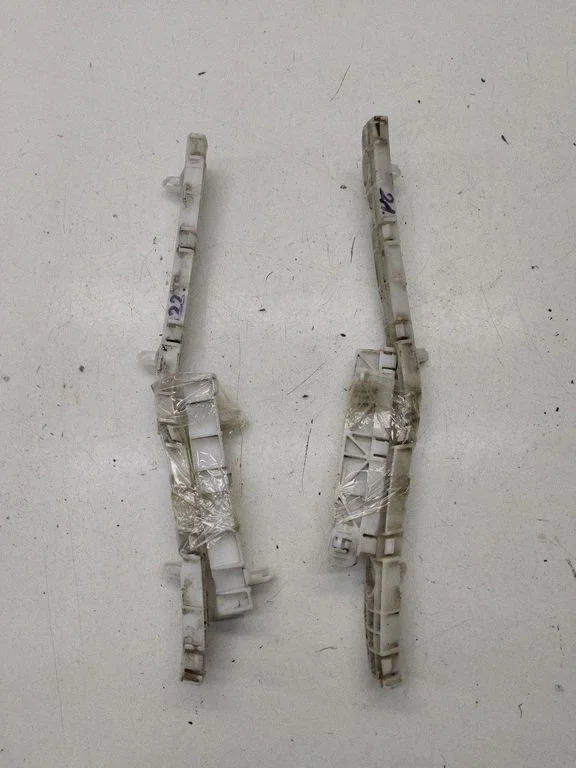 Rear bumper mounting bracket
