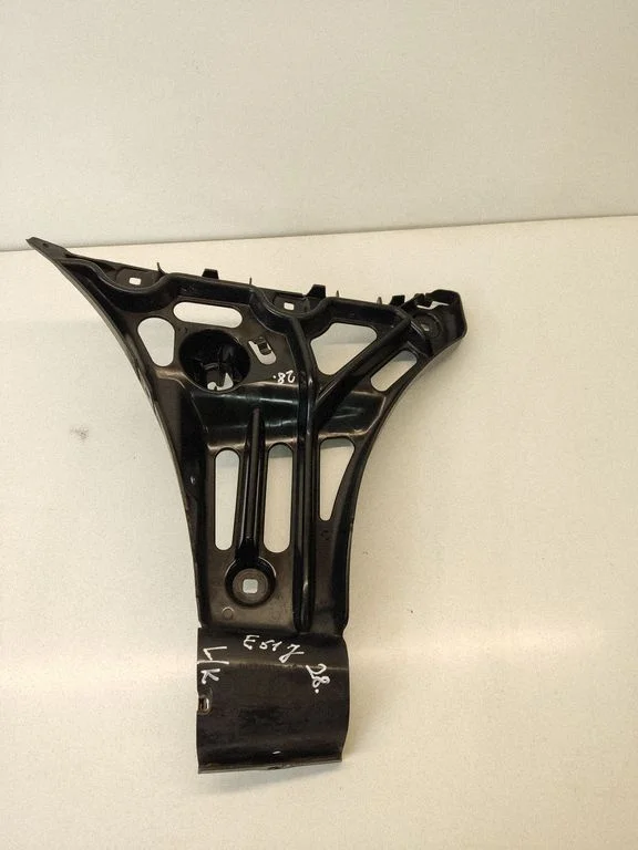 Rear bumper mounting bracket 7060795