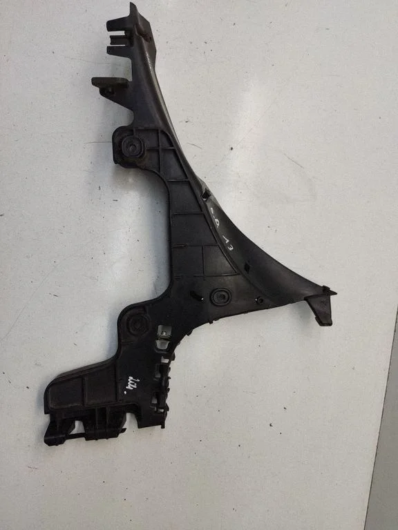 Rear bumper mounting bracket 8P38073778
