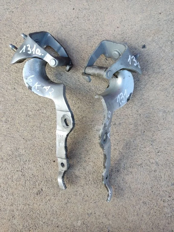 Tailgate/trunk/boot hinge 8P3827299