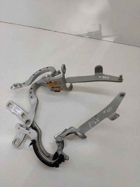 Tailgate/trunk/boot hinge – BMW 5 Series F10 F11 (2009-2016)