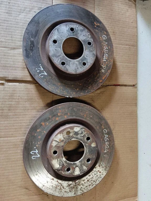 Tarcza hamulcowa przednia – Nissan Qashqai+2 (2008-2010)