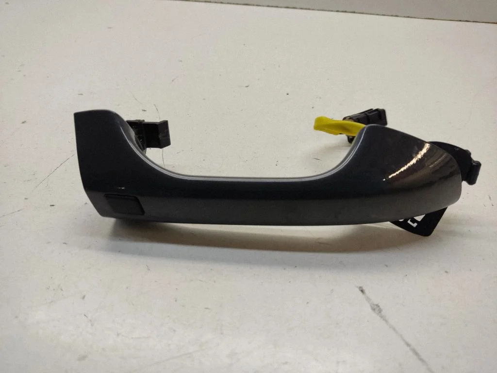Front door exterior handle – front right