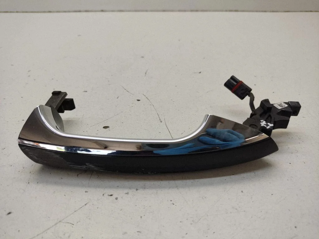 Front door exterior handle – right