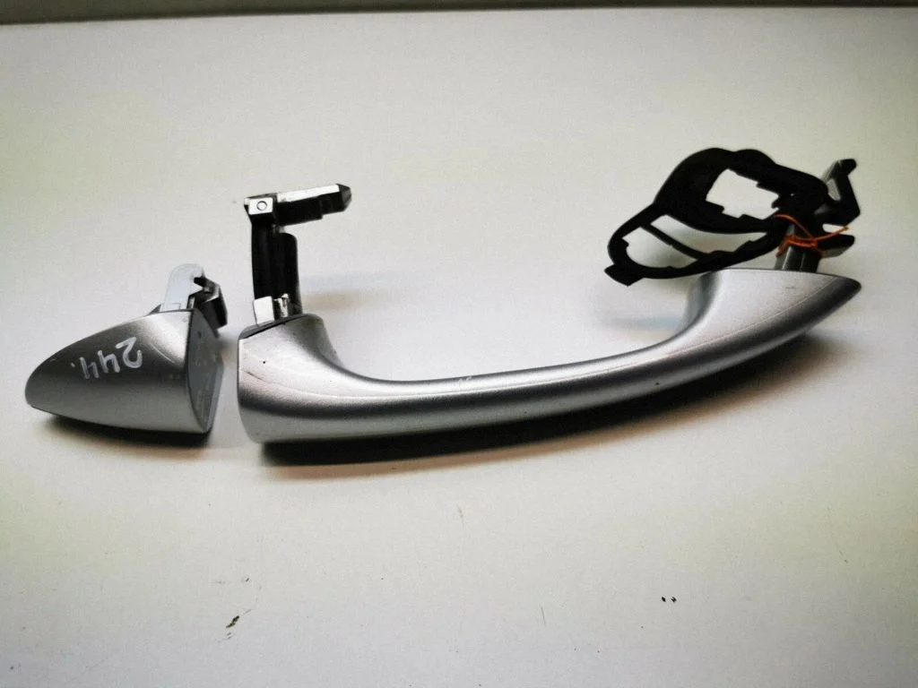 Front door exterior handle – left