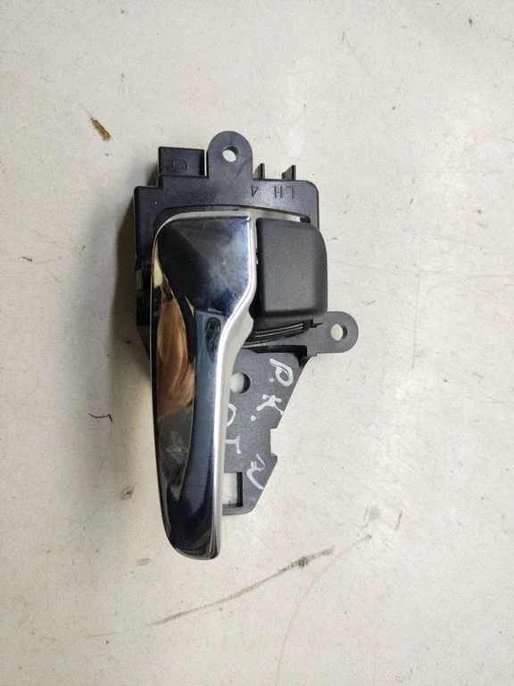 Front door interior handle MN105359