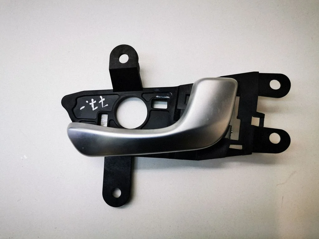 Front door interior handle – rear right