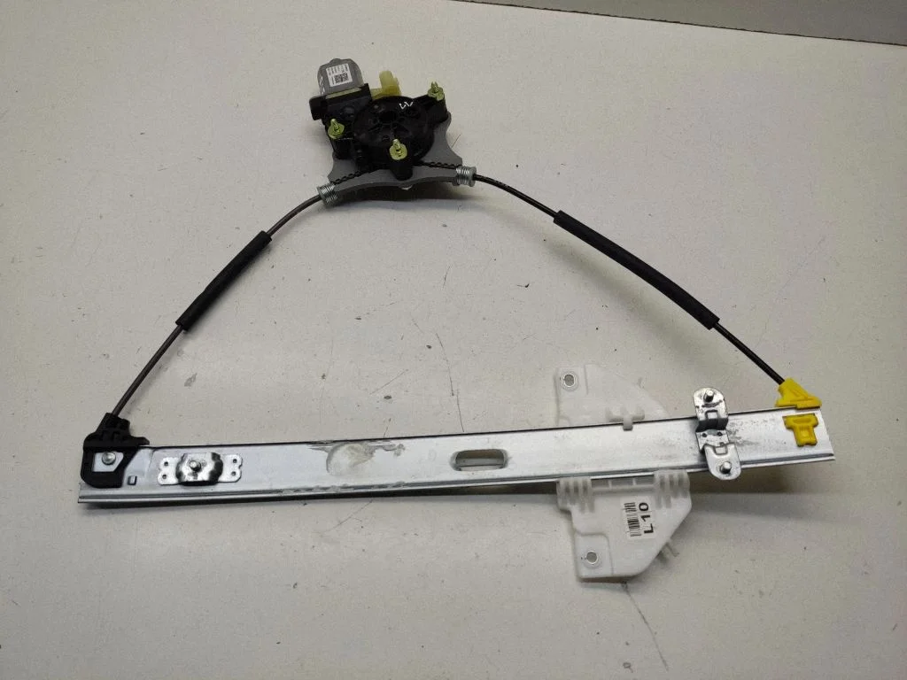 Front door window regulator with motor 82450H8000