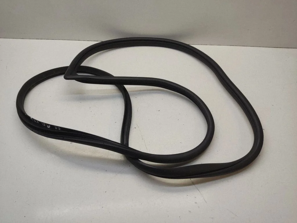 Front door rubber seal – front right